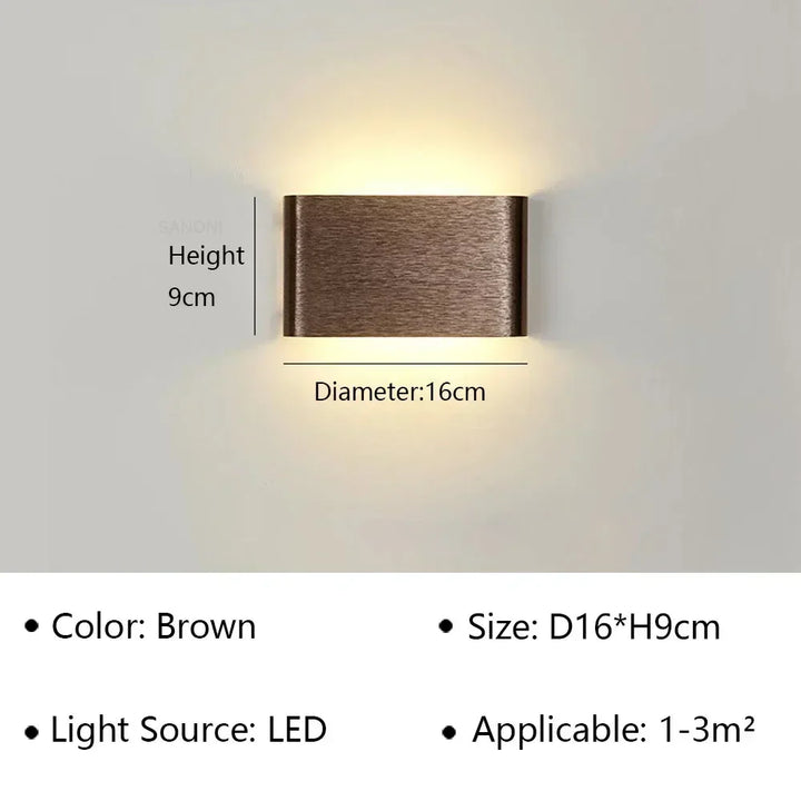 Eficiente aplique LED minimalista, luz funcional para pasillos estrechos.