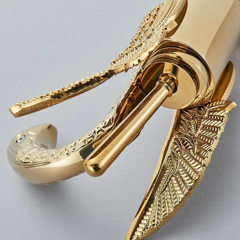 Grifo lavabo monomando elegante para baño, acabado dorado. Grifería de agua de lujo para decoración contemporánea.