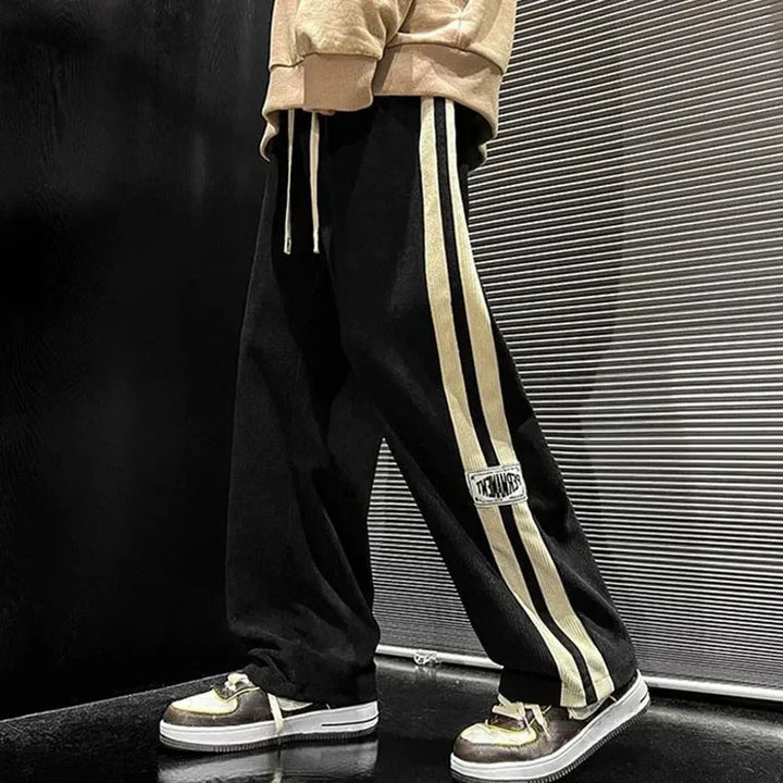 Hombre luciendo pantalones anchos de pana verdes. Estilo casual, comodidad y moda masculina actual.
