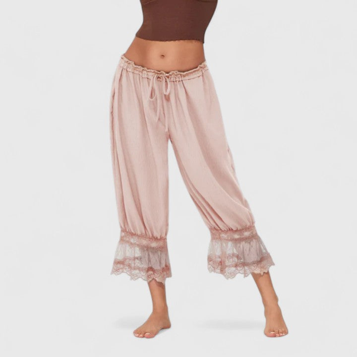 Pantalón de mujer único con combinación de patchwork y encaje, ideal para un estilo casual original.
