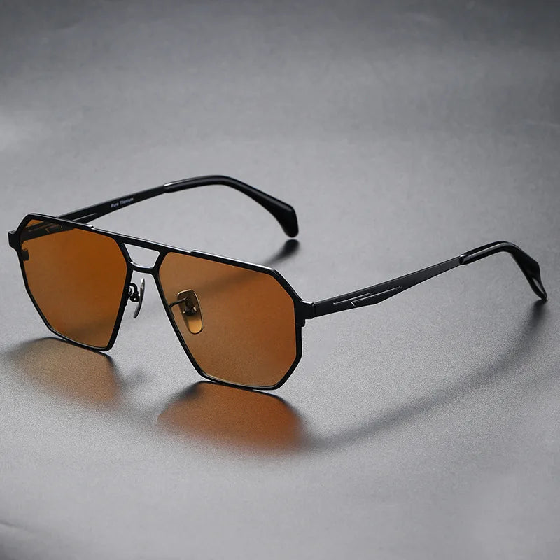 Estilosas gafas de sol aviador unisex de titanio. Lentes polarizadas UV400 para máxima protección.