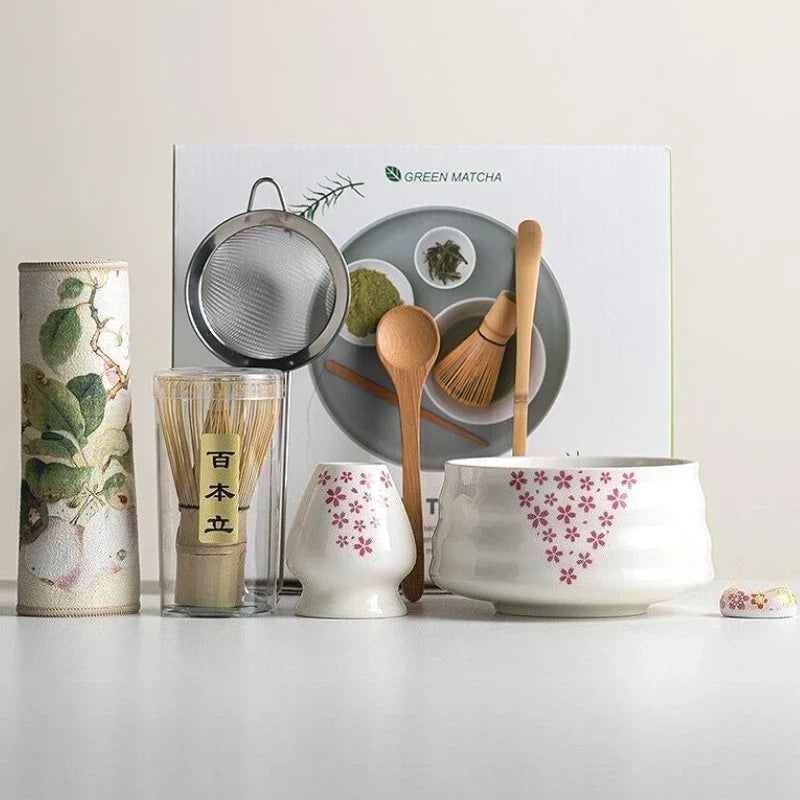 Set completo de matcha cerámico blanco con diseño sakura, incluye cuenco, batidor de bambú y cuchara.