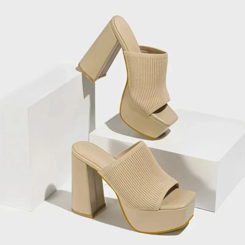 Zapatos de fiesta elegantes: sandalias con tacón bloque y plataforma, la última moda femenina.