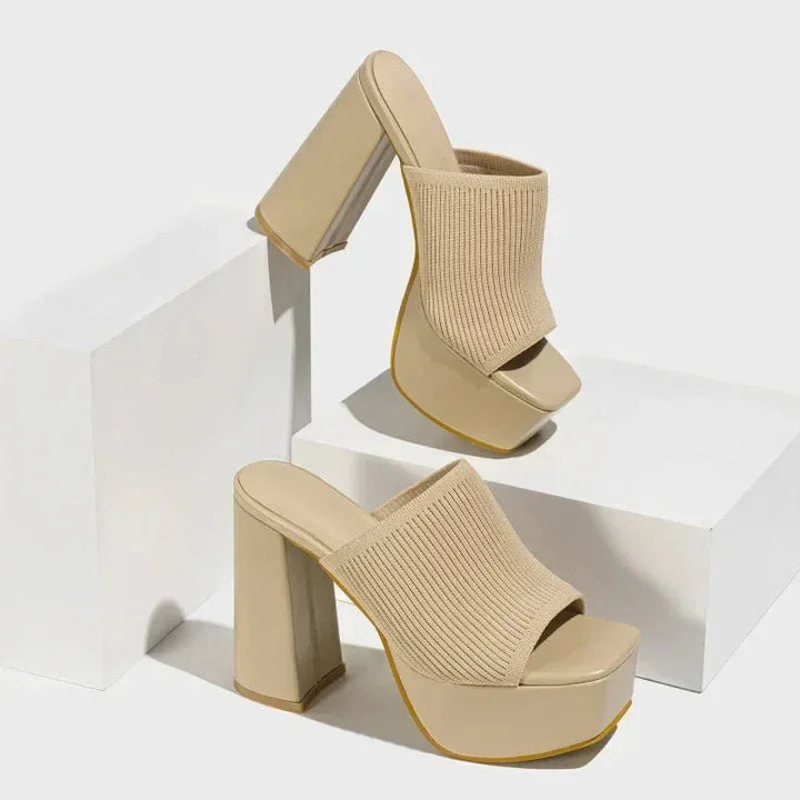 Zapatos de fiesta elegantes: sandalias con tacón bloque y plataforma, la última moda femenina.