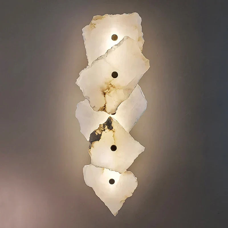 Aplique LED de pared Aurora, mármol natural con acentos cobre, diseño moderno y elegante.