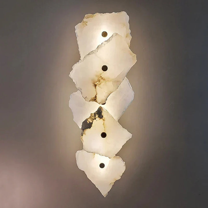 Aplique LED de pared Aurora, mármol natural con acentos cobre, diseño moderno y elegante.