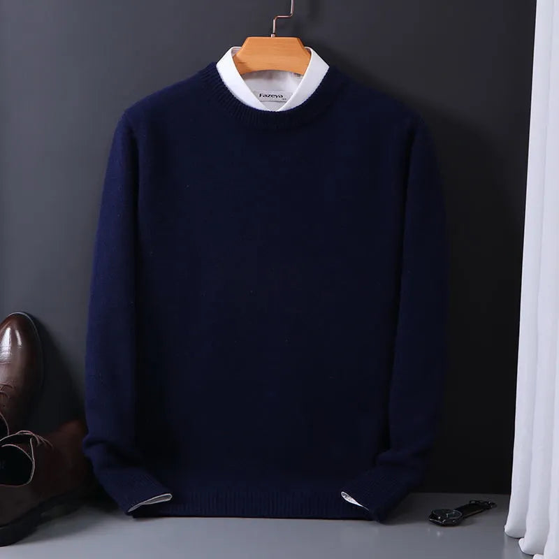 Detalle de tejido de punto en jersey de hombre. Textura suave, cuello redondo. Estilo invernal clásico.