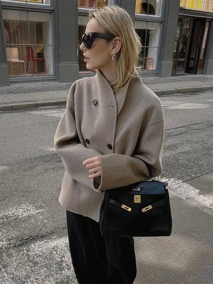 Abrigo de invierno oversize para mujer con doble botonadura, estilo elegante y cálido. Ideal para moda femenina.