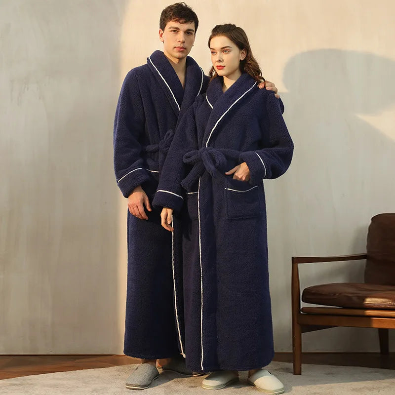 Bata unisex de franela cálida, esencial para las noches frías de invierno.