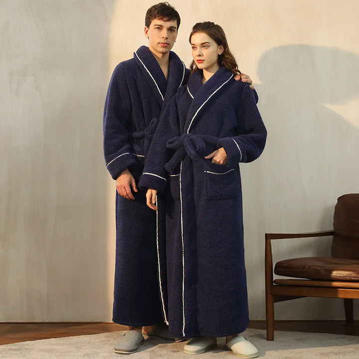 Bata unisex de franela cálida, esencial para las noches frías de invierno.