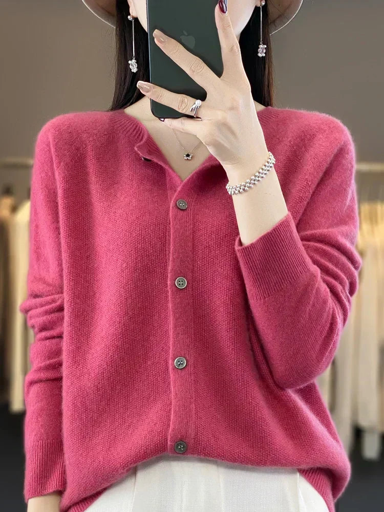 Cárdigan de mujer elegante, color neutro, cuello redondo. Estilo casual y formal.