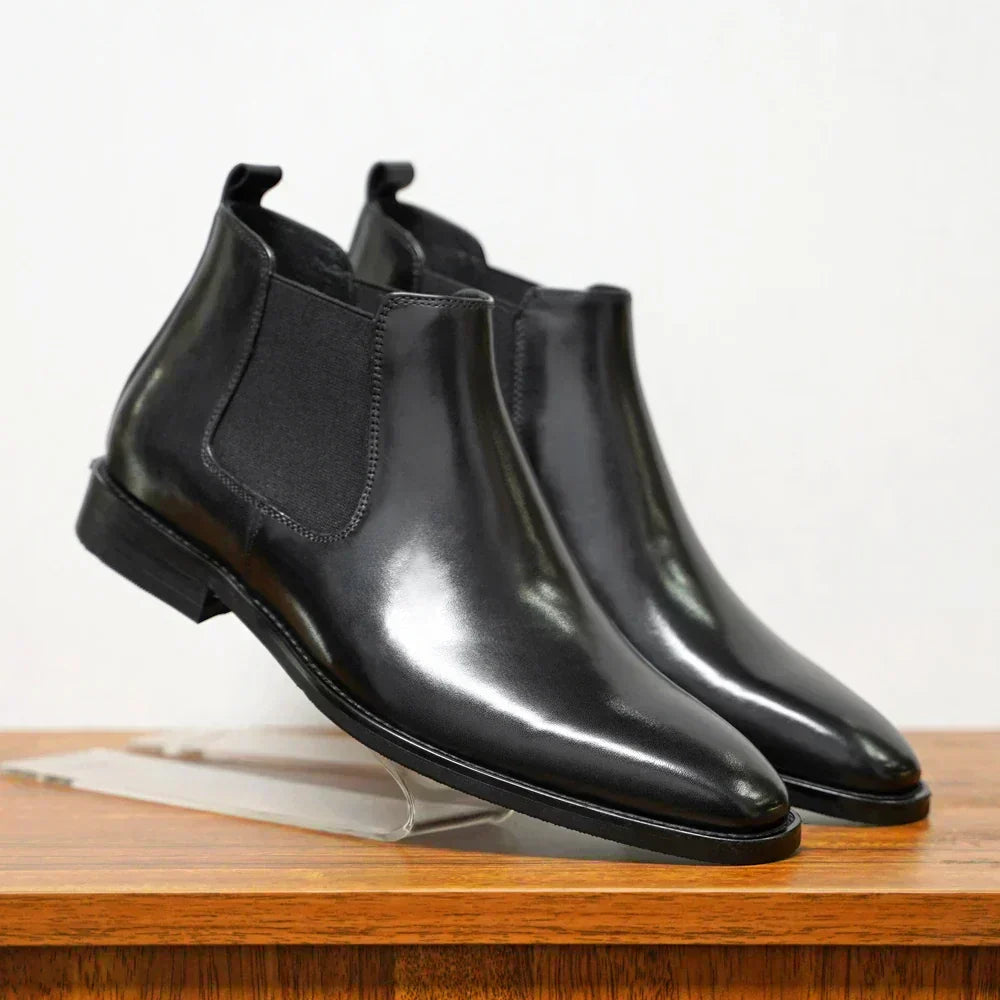 Moda masculina: Botas Chelsea de hombre, cómodas y elegantes, ideales para combinar con atuendos de otoño.