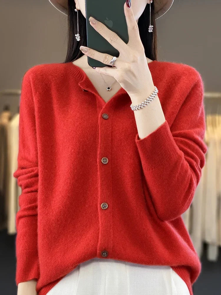 Cárdigan de mujer versátil, cuello redondo, manga larga. Ideal para looks casuales y formales.