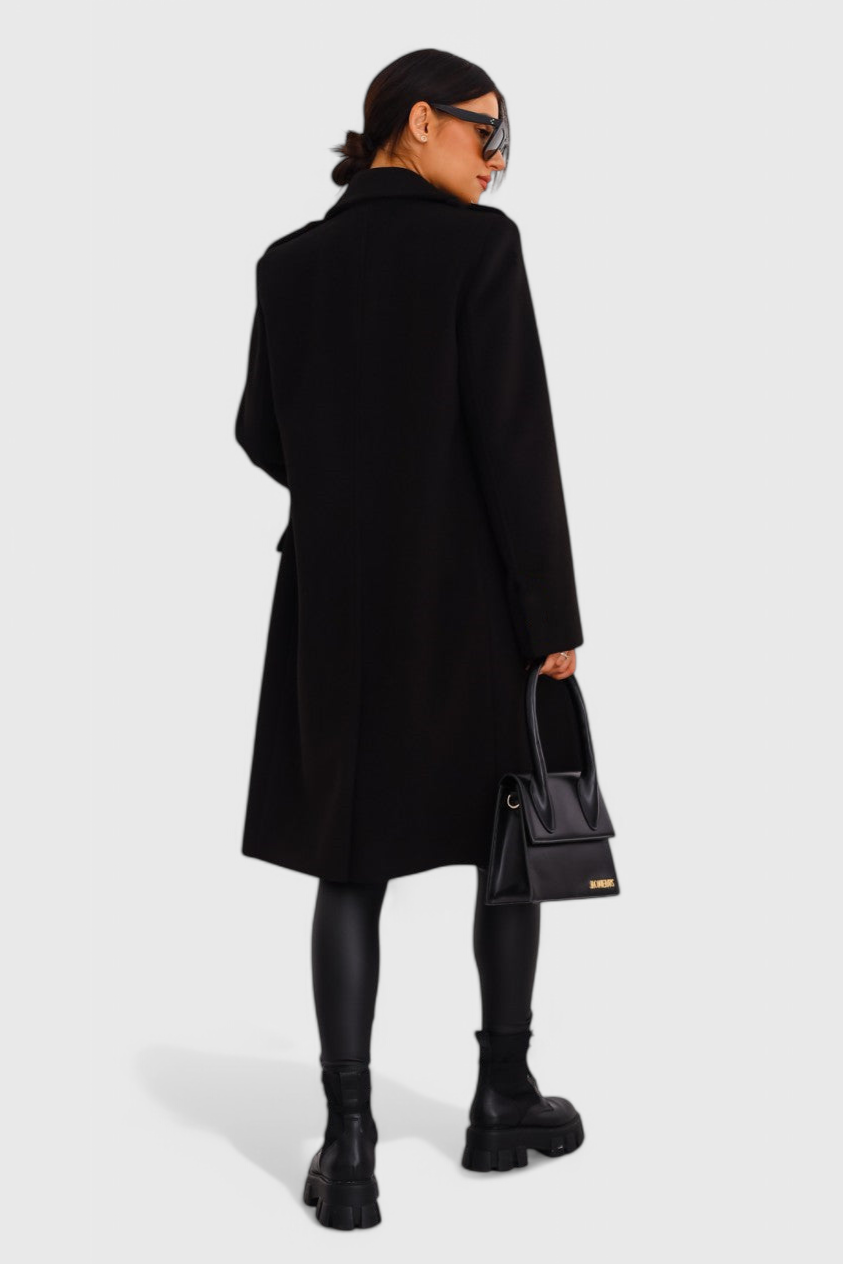 Chaqueta abrigo de lana estructurado para mujer. Moda de vestir elegante, ideal para el frío invierno.