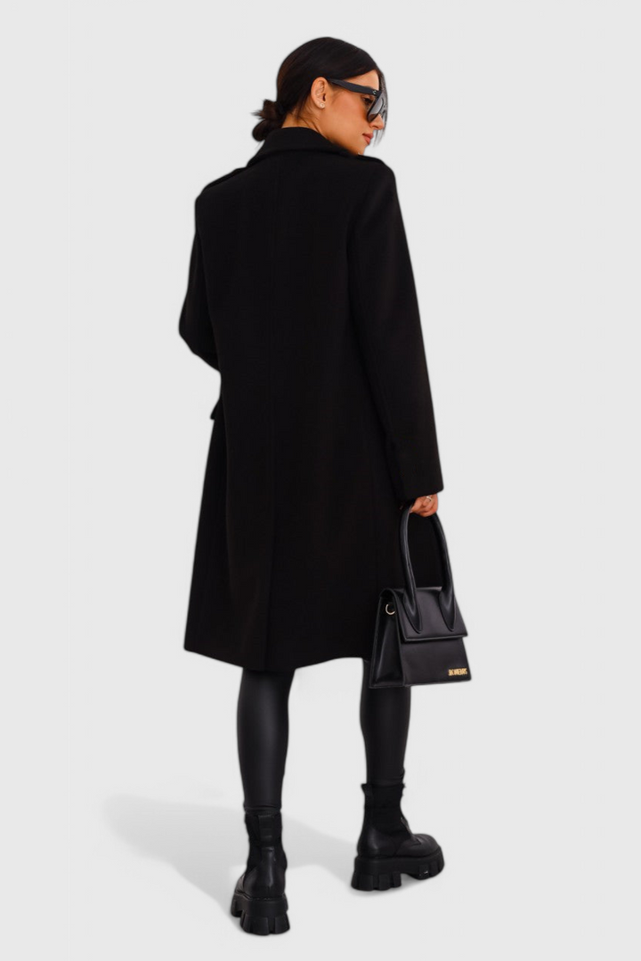 Chaqueta abrigo de lana estructurado para mujer. Moda de vestir elegante, ideal para el frío invierno.