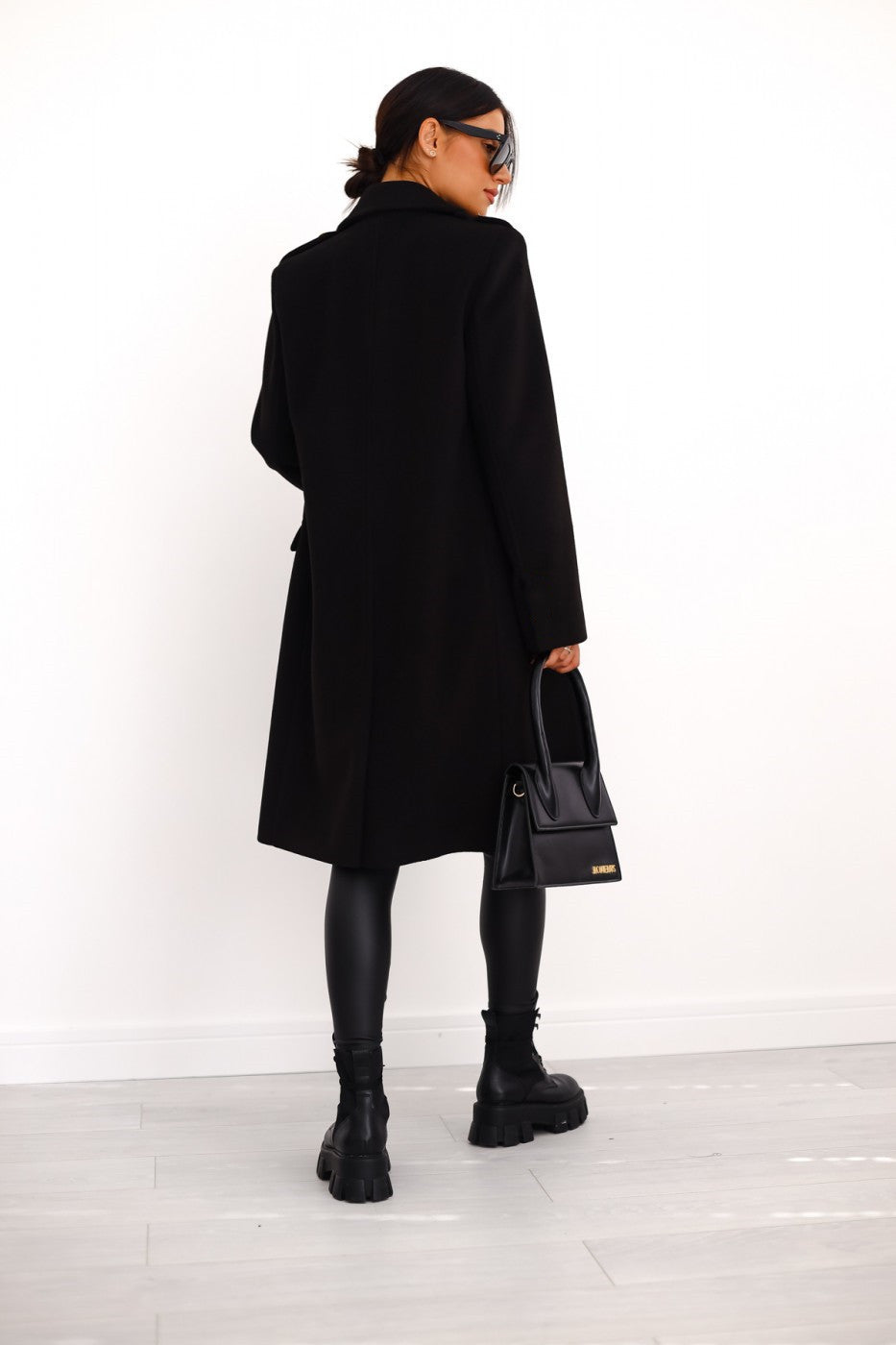 Abrigo de invierno clásico con doble botonadura para mujer, combina calidez y máxima elegancia.