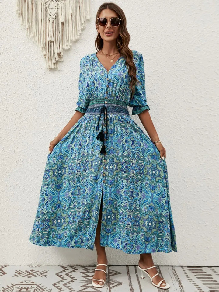 Vestido mujer CLARISA con escote en V, un imprescindible elegante y fresco para cualquier ocasión de verano.