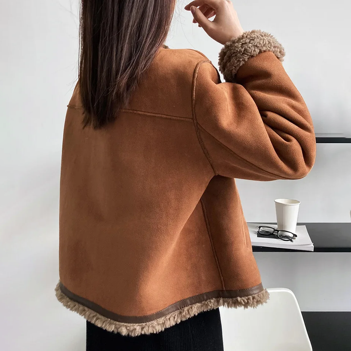 Espalda del abrigo elegante de mujer, mostrando corte impecable y estilo sofisticado para invierno lujoso.