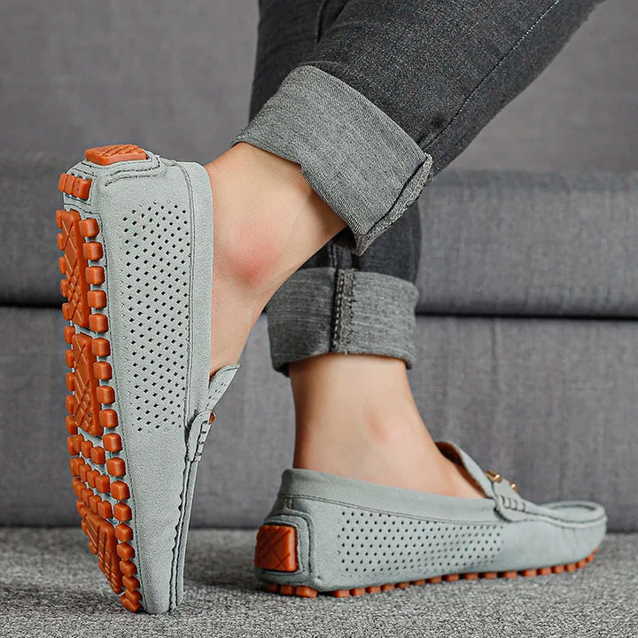 Interior acolchado de mocasines de cuero transpirables para hombres. Zapatos cómodos, ideales para un calzado casual.