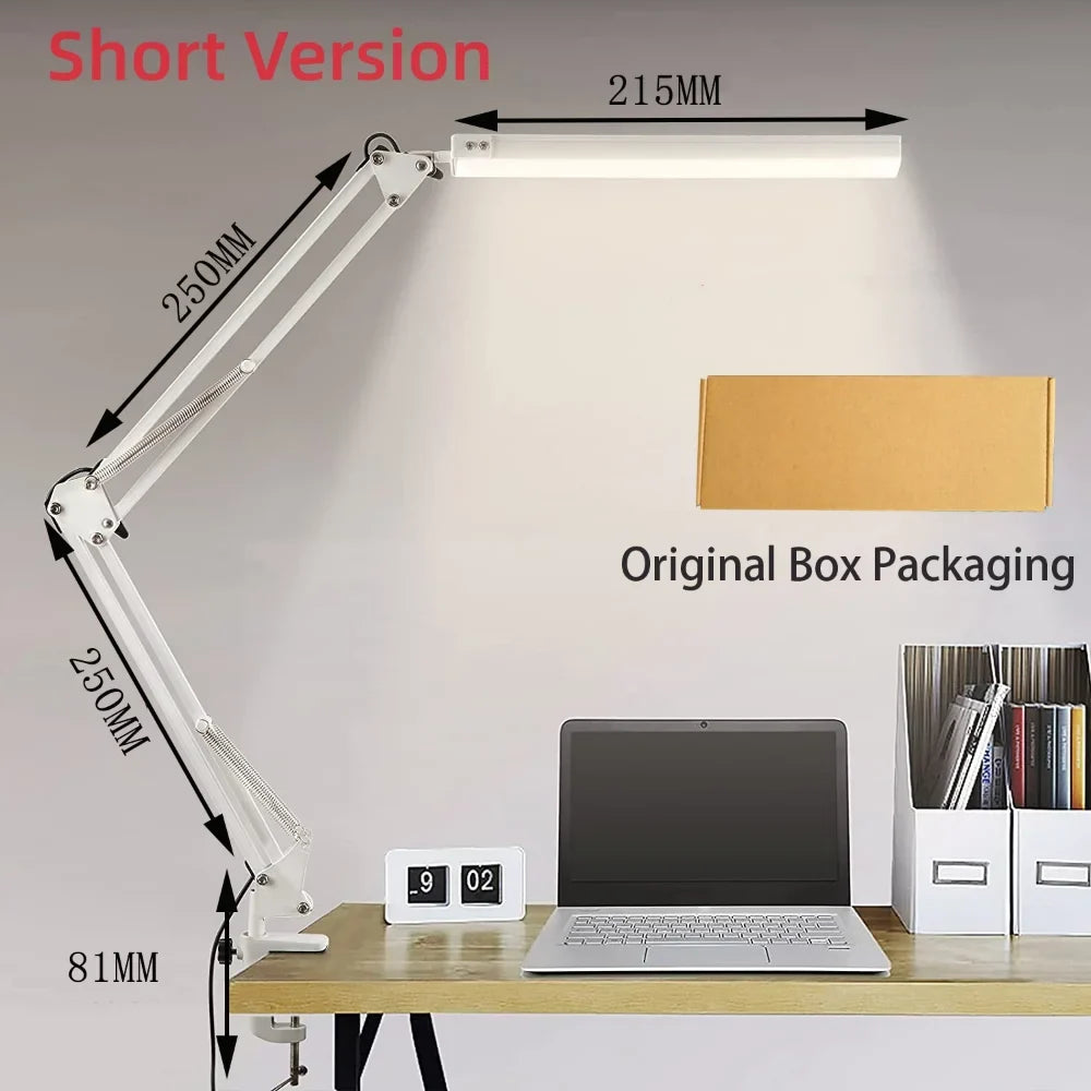 Lámpara de escritorio LED con pinza en un ambiente de estudio. Proporciona iluminación óptima para tareas.