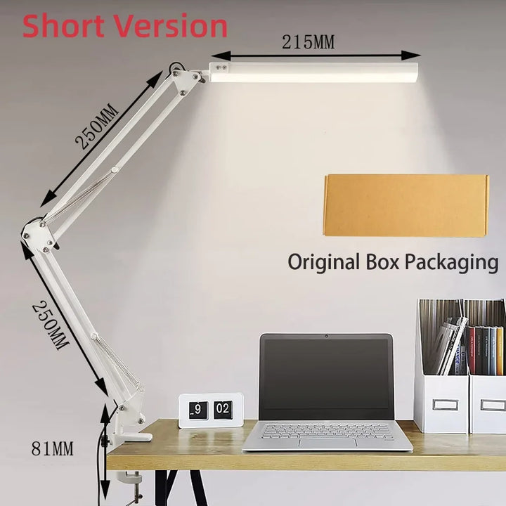 Lámpara de escritorio LED con pinza en un ambiente de estudio. Proporciona iluminación óptima para tareas.