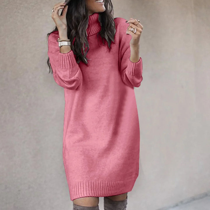 Mujer con vestido suéter casual de invierno, cuello redondo y manga larga. Comodidad y moda.