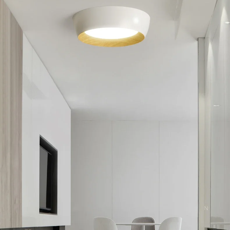 Diseño nórdico en lámpara de techo redonda. Detalle de madera y luz LED para iluminación interior moderna y cálida.