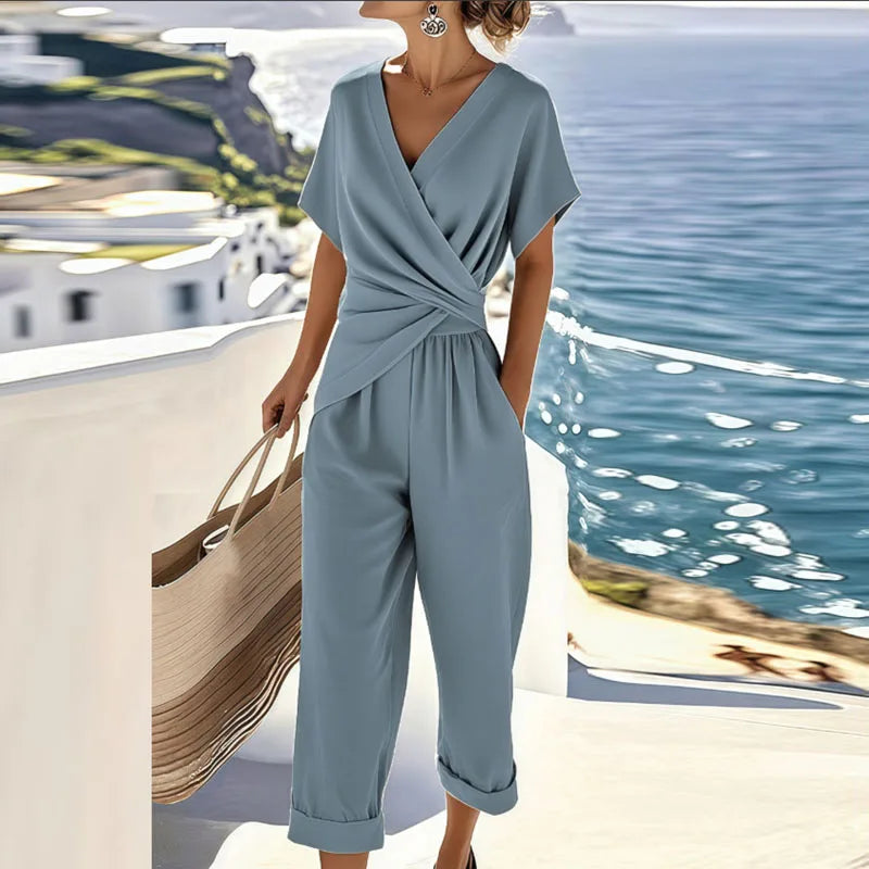 Conjunto dos piezas azul para mujer. Shorts y top envolvente, ideal para looks de verano elegantes y frescos.