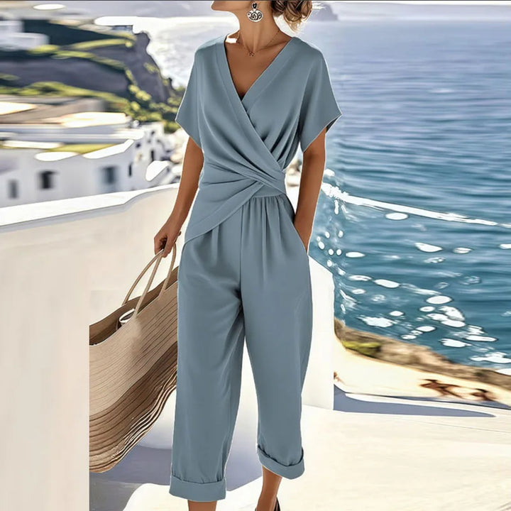 Conjunto dos piezas azul para mujer. Shorts y top envolvente, ideal para looks de verano elegantes y frescos.