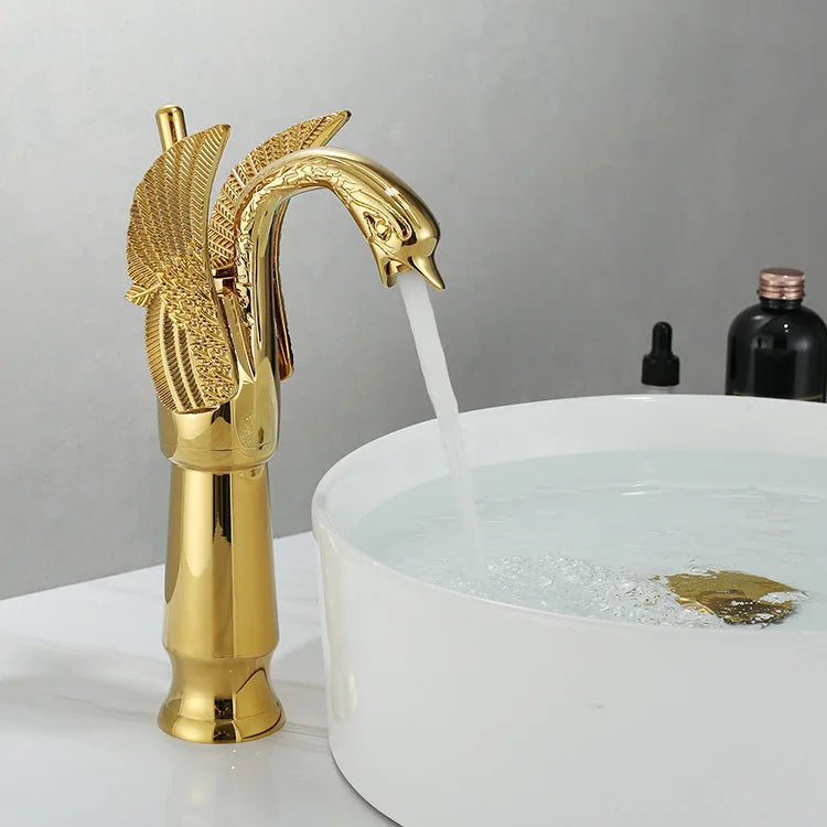 Grifo monomando para lavabo de baño, de lujo y estilo. Disponible en dorado o cromo. Realza decoración baño.