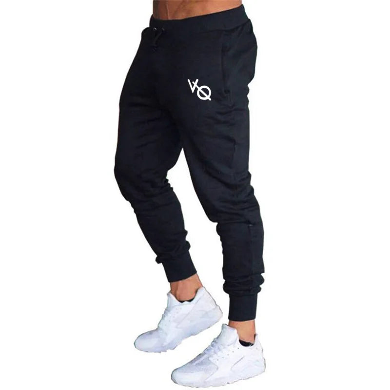 Pantalón deportivo slim fit para hombre, estilo urbano moderno. Confortable y versátil para el día a día.