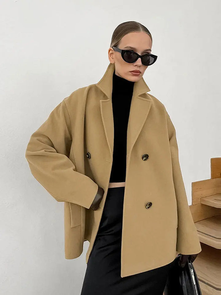 Chaqueta camel reversible para mujer, estilo clásico. Moda invernal elegante y versátil.