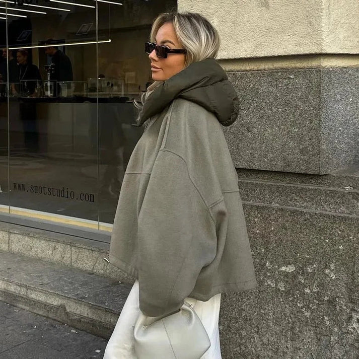 Chaqueta bomber femenina con capucha, versátil y elegante. Ideal para moda de otoño e invierno, look casual.