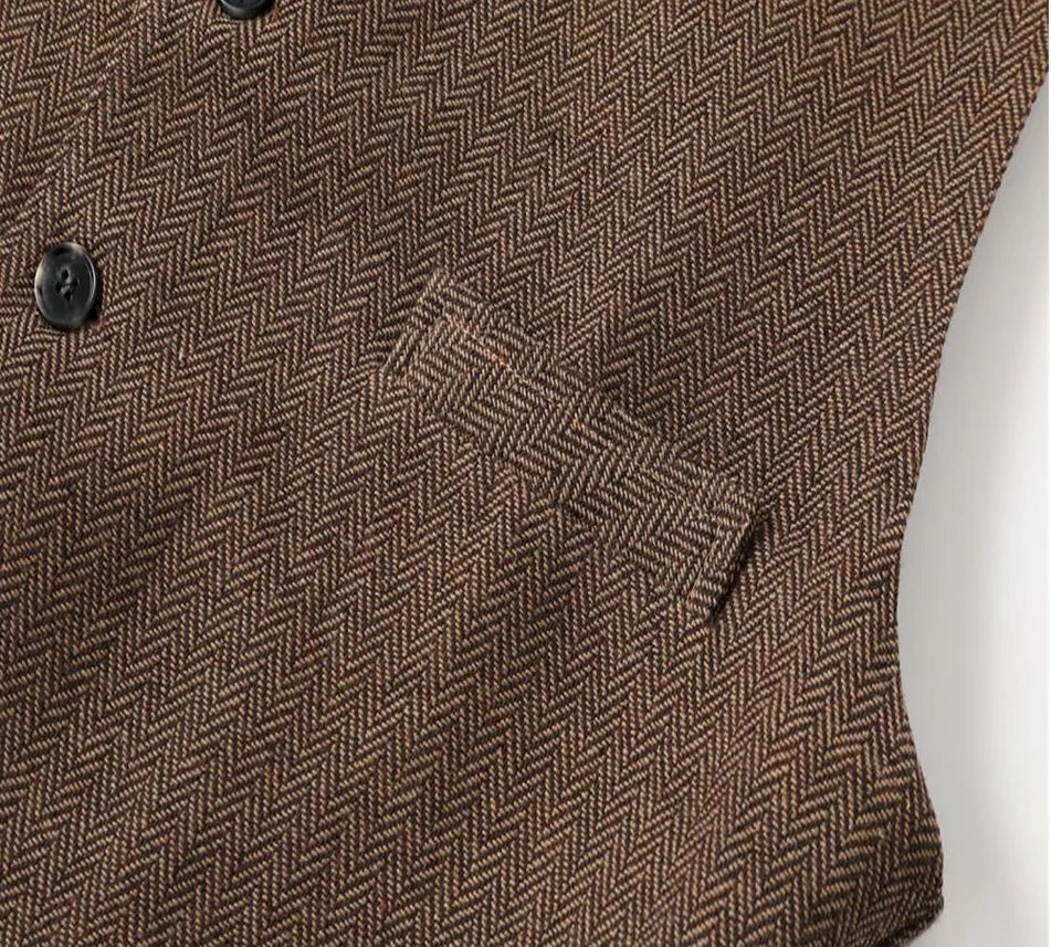 Chaleco de vestir vintage para hombre, entallado con textura elegante, ideal para moda formal y casual.