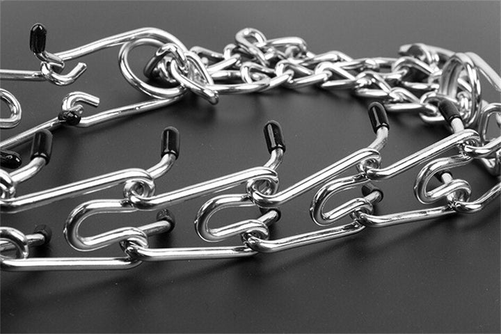 Collar de púas ajustable para perros, asegurando un ajuste perfecto y control antitirones en el adiestramiento.