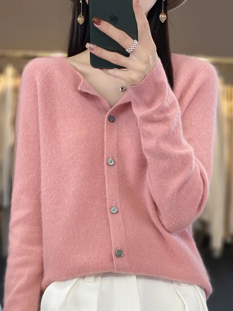 Cárdigan de otoño para mujer, cuello redondo, ajuste slim. Prenda versátil de moda femenina.
