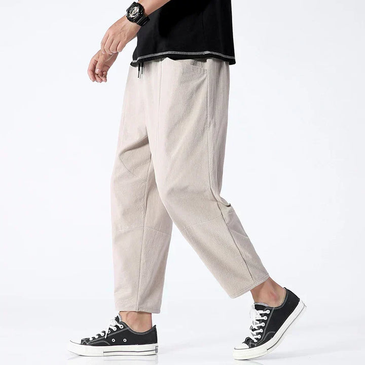 Primer plano de pantalón de lino para hombre. Diseño fresco y ligero, ideal para un look casual o elegante de verano.