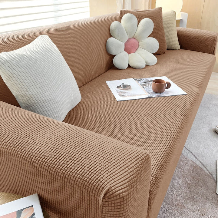 Funda de sofá adaptable y duradera. Protege tus muebles, ideal para sala de estar familiar.