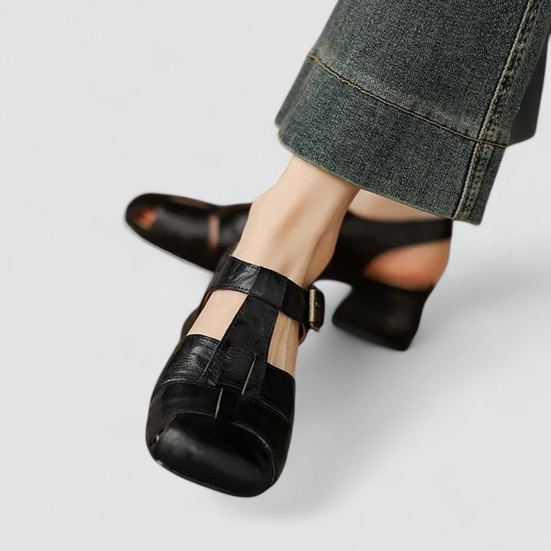 Detalle de correa y botón en zapatos ortopédicos Mary Jane negros para mujer.