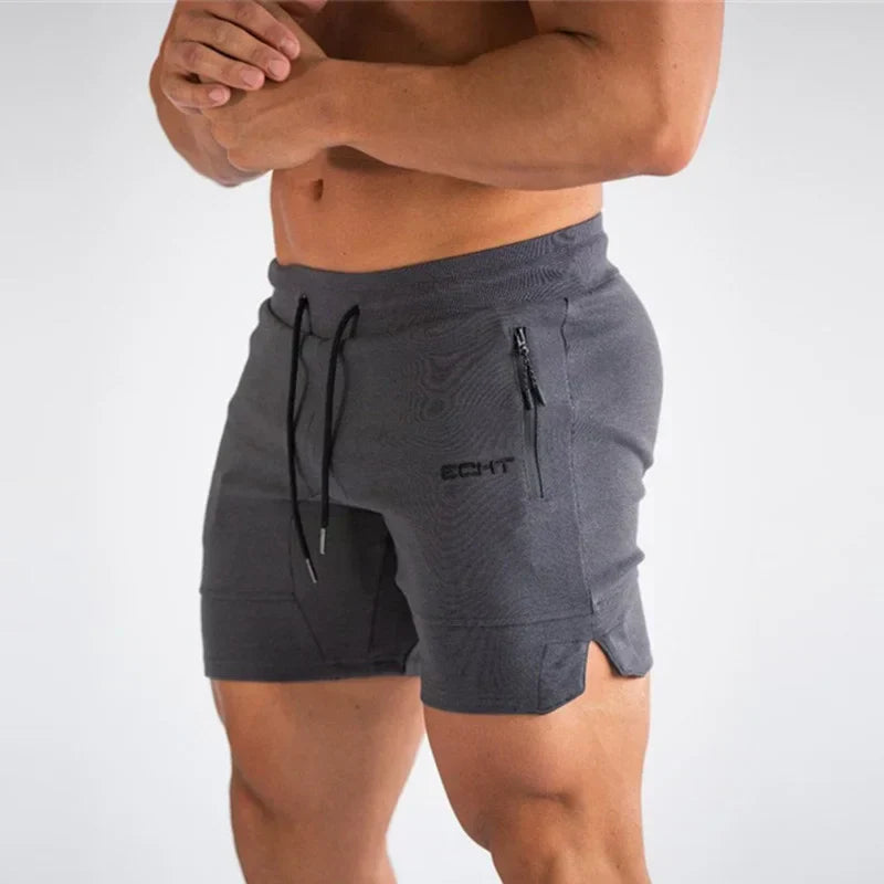 Primer plano del cordón ajustable y bolsillo en shorts deportivos de hombre.