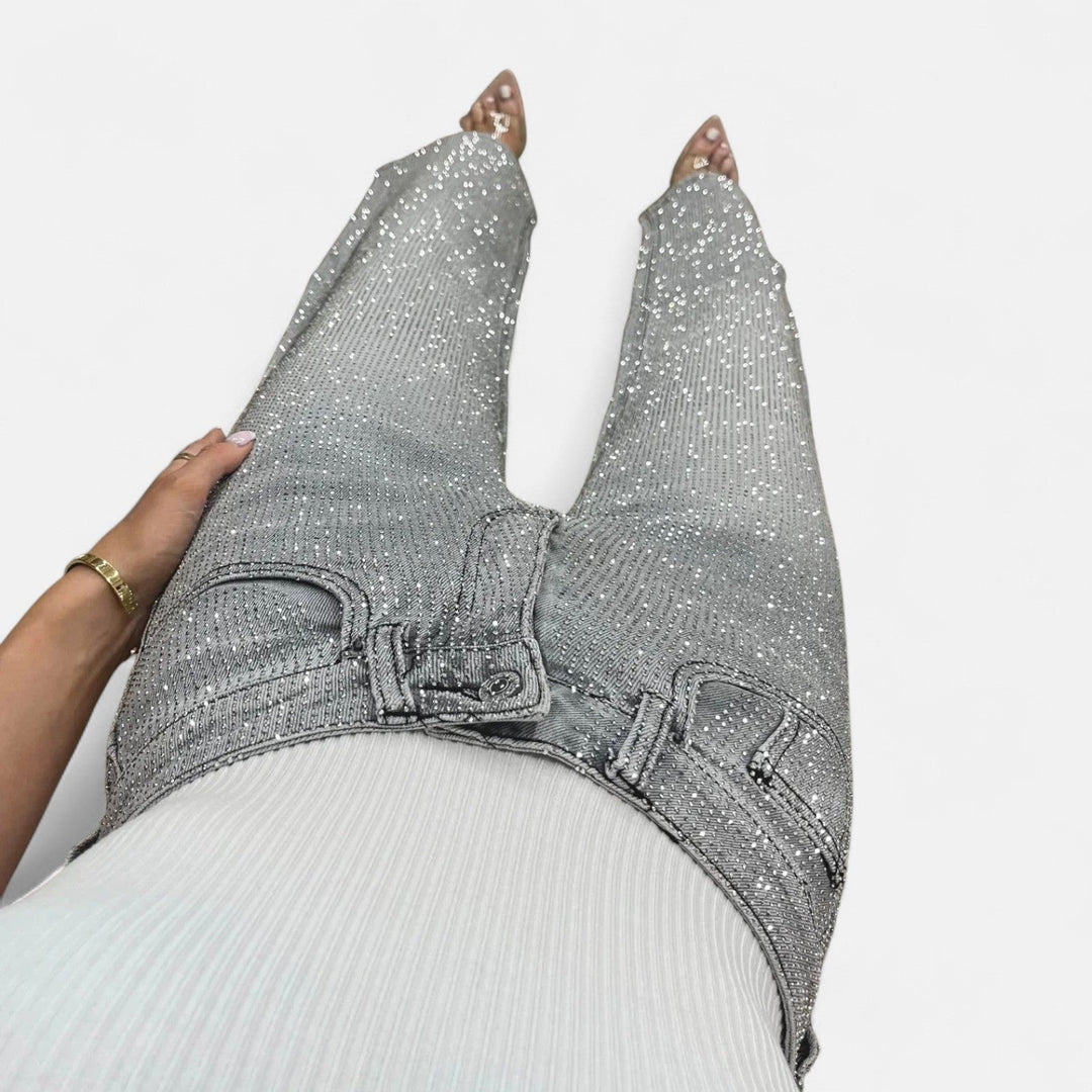 Vaqueros de pierna ancha para mujer, combinando confort del denim con el toque chic de la pedrería.