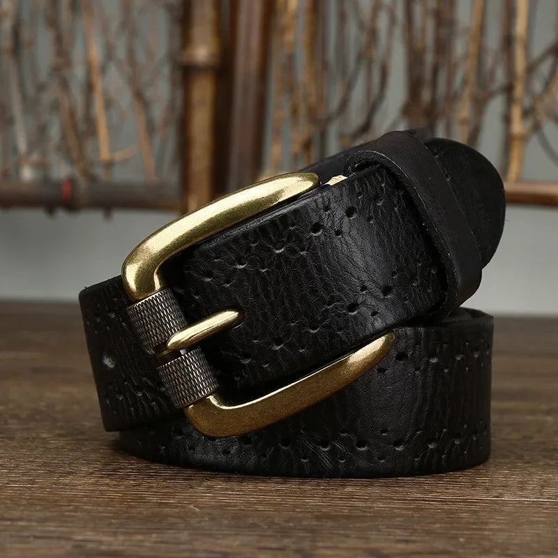 Hebilla de aleación metálica en el cinturón de piel para hombre. Un accesorio elegante, resistente y versátil.