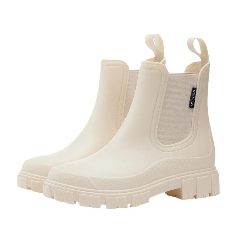 Botines Chelsea negros impermeables para mujer. Calzado de lluvia elegante y versátil.