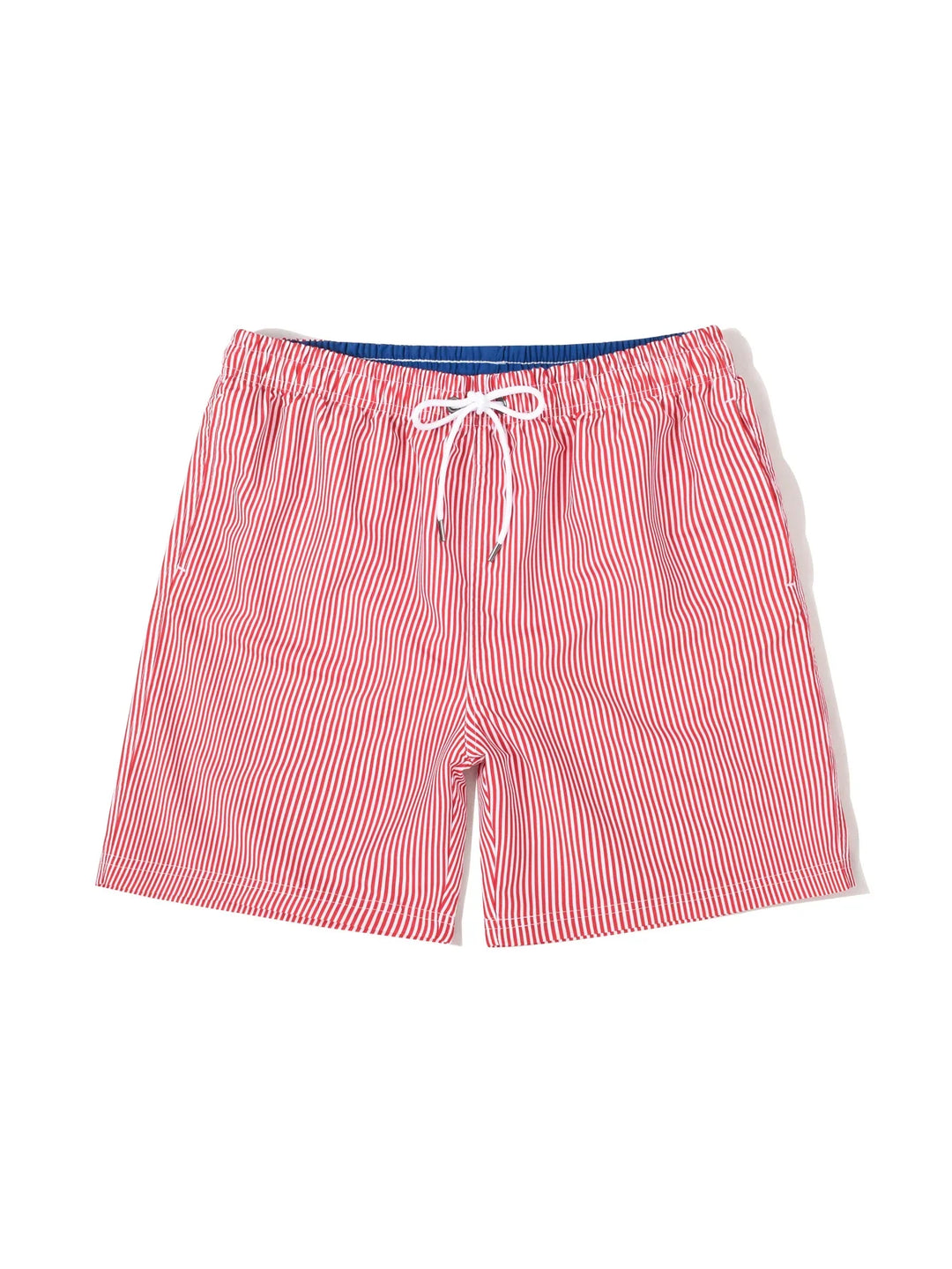 Moda masculina: bañador a rayas azul y rojo de secado rápido. Ropa de baño perfecta para el verano.