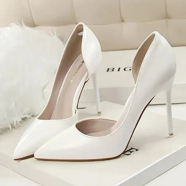 Tacones de moda con laterales descubiertos, tacón alto, perfectos para eventos y ocasiones especiales.