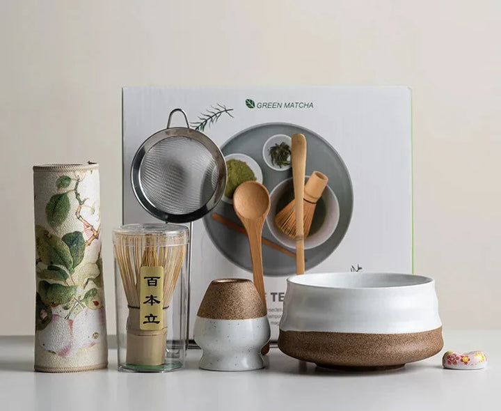 Juego de matcha cerámico sakura de 8 piezas con batidor de bambú; ideal para ceremonia del té japonesa.