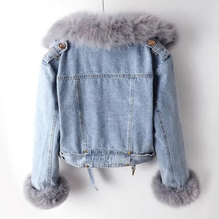 Cazadora LISELOTTE de mujer azul, diseño moderno y femenino. Perfecta para moda de entretiempo, adaptable a cualquier estilo.