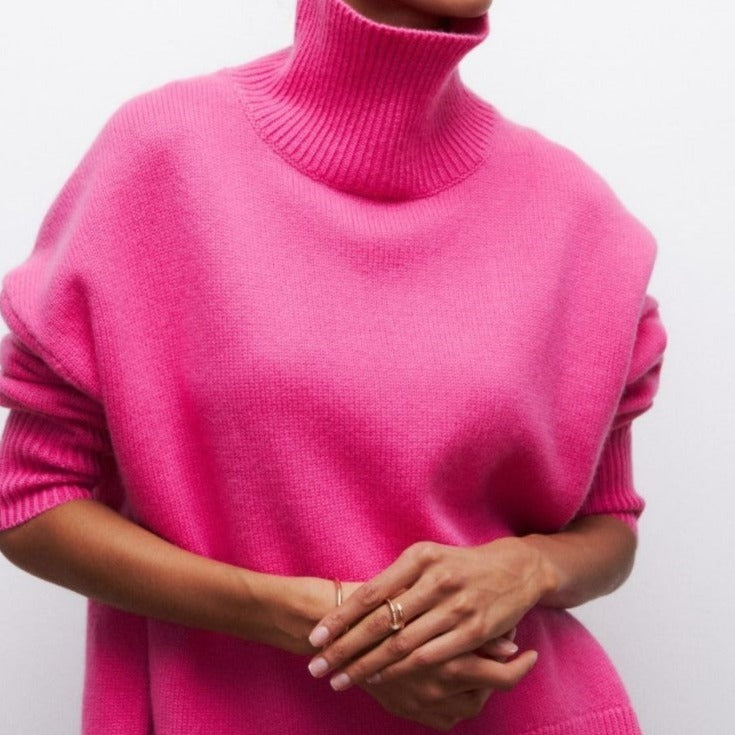 Jersey de cuello cisne para mujer en color neutro, diseño básico y elegante. Comodidad y moda femenina de invierno.