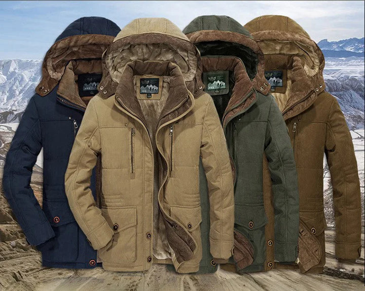 Hombre vistiendo parka de invierno, chaqueta cálida de moda masculina contra el frío.