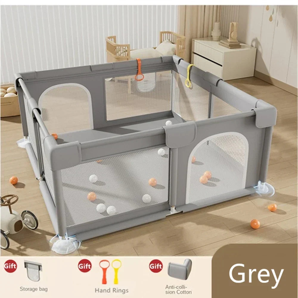 Bebé jugando seguro en corral infantil con paredes de espuma, ideal para su desarrollo y supervisión paterna.